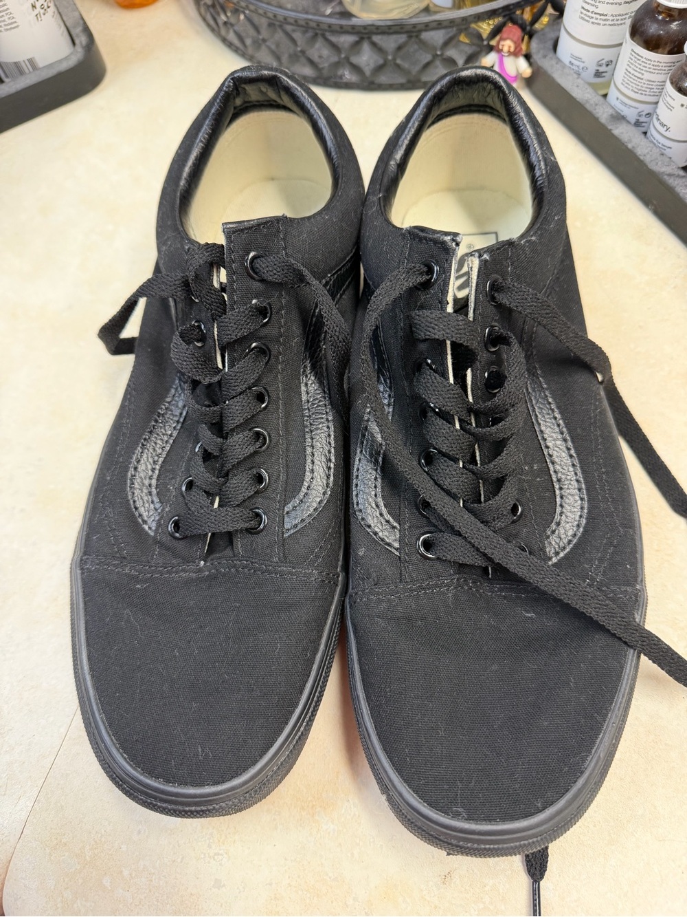 Unisex Vans old skool low top sneakers. Monochrome black.